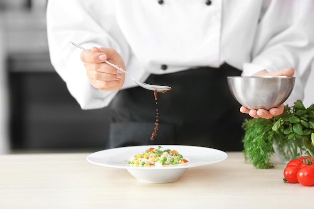 Kucharz przygotowujący danie