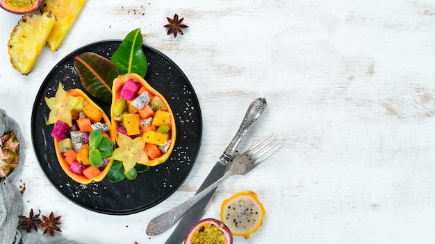 Kolacja na stole z kolorowymi potrawami