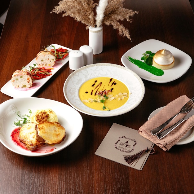 Stół z trzema talerzami